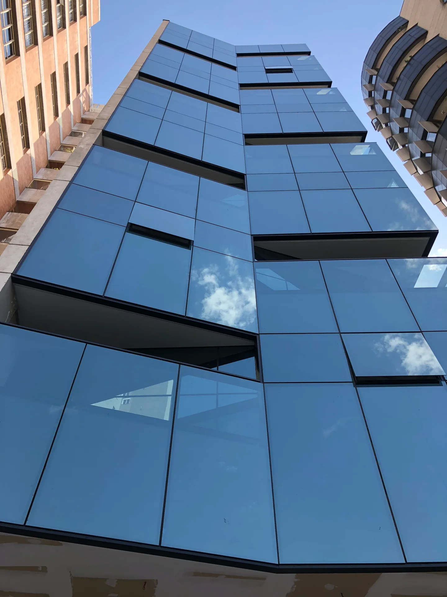 Fachada de edifício com revestimento de vidro